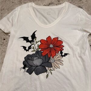 🌙 Spooky Floral Graphic Tee – Bats, Spider & Flowers Size Large (New Day Brand)